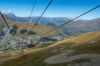 Kış ve yaz aylarında kayak merkezi Les deux Alpes ve yaz mevsiminde Alp dağlarının zirveleri, Ecrins aralığı, Isere, Fransa