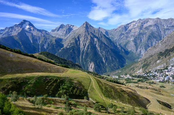 スキー場の景色レ アルプと夏のアルパイン山のピーク Ecrins Isere フランス — ストック写真