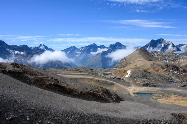 夏天在Les Deux Alpes滑雪站附近远足 俯瞰阿尔卑斯山顶上的景色 Les Ecrins山脉 法国Isere — 图库照片