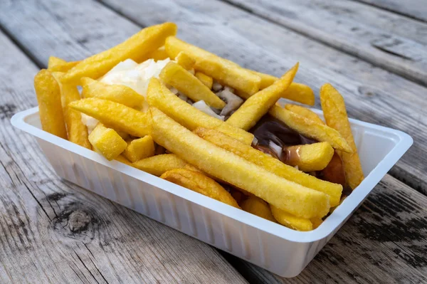 Porção Batatas Fritas Francesas Fritas Com Molho Caril Maionese Cebola — Fotografia de Stock