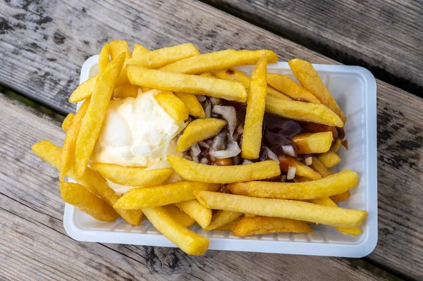 Porção Batatas Fritas Francesas Fritas Com Molho Caril Maionese Cebola — Fotografia de Stock