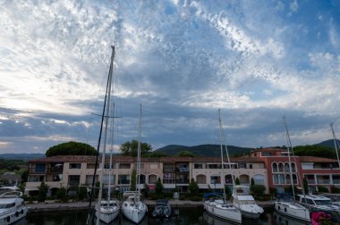 Seyahat ve yaz tatilleri, Port Grimaud, Var, Provence, French Riviera, Fransa 'daki evler, çatılar, kanallar ve teknelerin manzarası