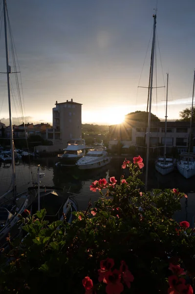 Viaje Destino Vacaciones Verano Vista Casas Techos Canales Barcos Port — Foto de Stock