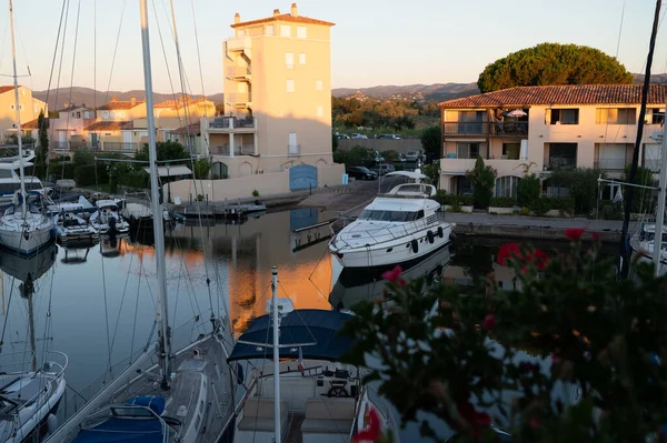 Reise Und Sommerurlaubsziel Blick Auf Häuser Dächer Kanäle Und Boote — Stockfoto