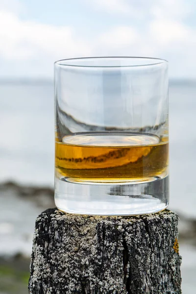 Ochutnávka Sladové Whisky Pobřeží Skotska Staré Dřevěné Tyče Whisky — Stock fotografie