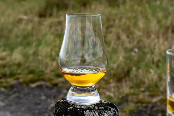 Degustación Whisky Escocés Malta Simple Dram Orillas Del Mar Escocia — Foto de Stock