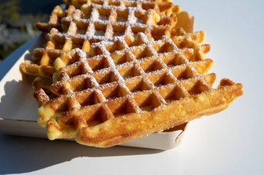 Belçika 'nın Dinant, Wallonia, Belçika' da Maas nehri manzaralı tatlı taze Belçika waffleları servis edilir.