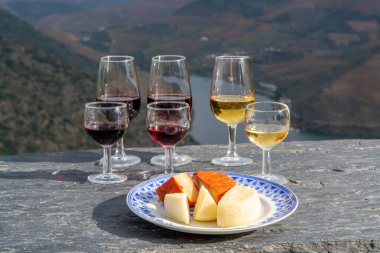 Portekiz 'in tadı, güçlendirilmiş liman şarapları, keçi ve koyun peynirleri Douro Vadisi' nde üretilen Douro nehri ve sonbaharda Portekiz 'in kuzeyinde bulunan renkli teraslı üzüm bağları.
