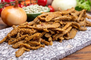 Vejetaryen baharatlı Shawarma et taklidi tahıl, soya fasulyesi, sebze ve baklagillerden yapılır.