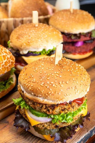 Lekkere Vegetarische Cheeseburgers Hamburgers Met Ronde Pasteitjes Hamburgers Gemaakt Van — Stockfoto