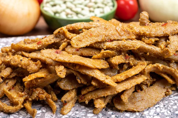 Vejetaryen baharatlı Shawarma et taklidi tahıl, soya fasulyesi, sebze ve baklagillerden yapılır.