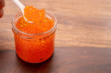 Lezzetli deniz ürünleri, yüksek kaliteli kırmızı alabalık, cam kavanozda havyar.