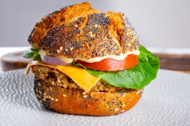 Lezzetli vejetaryen fast-food, portakallı mercimek, soğanlı baklagil, yeşil marul ve domatesli ev yapımı hamburgerler.