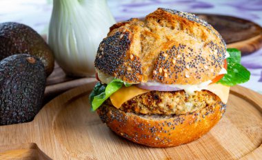 Lezzetli vejetaryen fast-food, portakallı mercimek, soğanlı baklagil, yeşil marul ve domatesli ev yapımı hamburgerler.