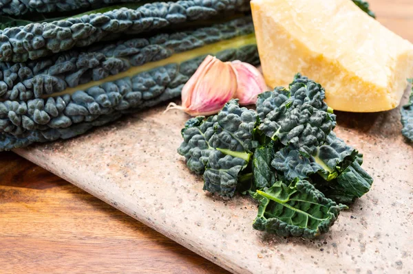 Cuisine Végétarienne Avec Feuilles Plates Noires Chou Toscan Cavolo Nero — Photo