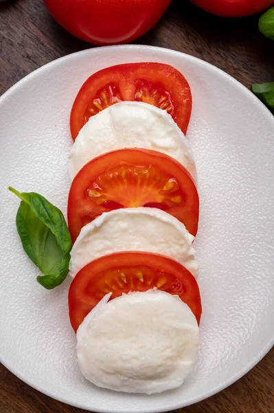 Chutné Italské Vegetariánské Jídlo Čerstvě Měkký Bílý Sýr Mozzarella Podávaný — Stock fotografie