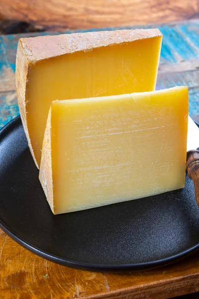 Ost Samling Fransk Comte Och Schweiziska Gruyere Ostar Närbild — Stockfoto