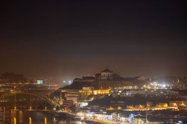 Portekiz 'in Porto şehrinin eski bölümlerinde panoramik manzara ve gece menü ışıkları