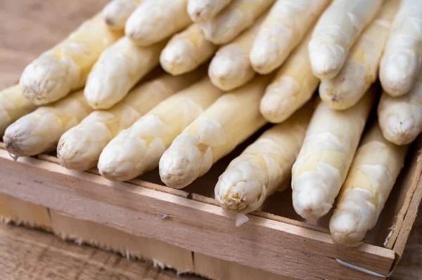 Neue Ernte Von Reifem Qualitativ Hochwertigem Weißen Spargelgemüse Zum Kochen — Stockfoto