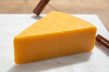 Peynir koleksiyonu, Somerset 'te inek sütünden yapılmış olgun İngiliz sarı çedar peyniri.