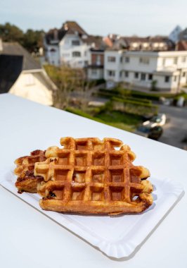 Belçika 'nın güzel köyü De Haan' da Belçika şekerli waffle 'lar servis edilir.