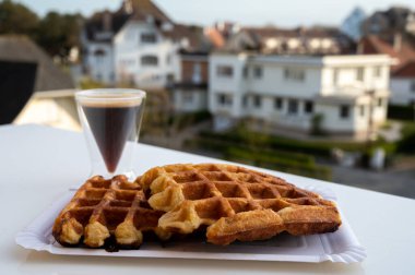 Brüksel 'den gelen Belçika şekerli waffle' lar ve sade kahve servis ediliyor.