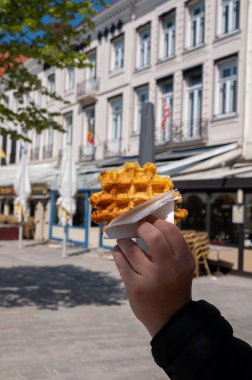 Taze pişmiş Belçika şekerli waffle 'lar, Bruges' de sokak yemekleri yemek.