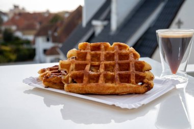 Belçika 'nın güzel köyü De Haan' da Belçika şekerli waffle 'lar servis edilir.