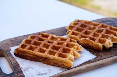 Belçika şekerli waffle 'lar açık kafe terasında servis edilir.