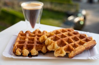 Brüksel 'den gelen Belçika şekerli waffle' lar ve sade kahve servis ediliyor.