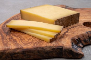 Peynir koleksiyonu, Fransa 'nın Fransisco-Comte bölgesinde inek sütünden yapılan Fransız peyniri kontu.