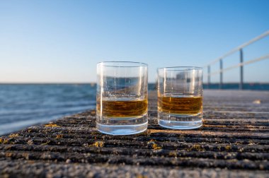 Gün batımında İskoç viskisi içmek deniz, okyanus veya nehir manzaralı, İskoçya, İngiltere 'de özel viski imalathanesi turları