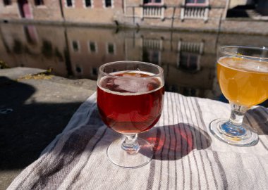 Belçika birasının açık kafe ya da meyhanedeki tadıyla güneşli bir günde Brüksel, Belçika 'daki ortaçağ evleri ve kanalları gezilecek.