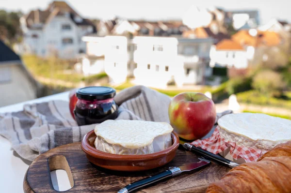 ノルマンディー産の焼きたてのクロワッサンとチーズを使ったフランス料理の朝食 キャンベルトとネフシャテルは素晴らしいフランスの村の景色を屋外で提供しています — ストック写真