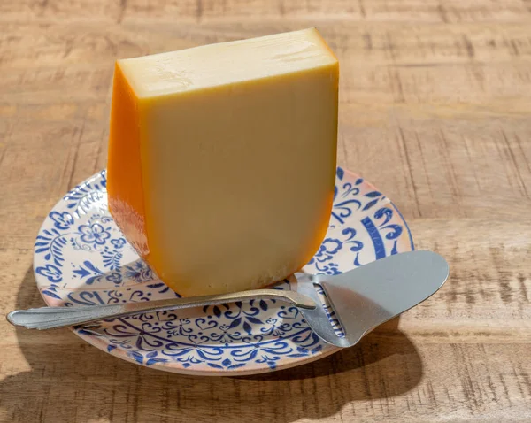 チーズコレクション オランダの牛乳から作られた若いオランダのグダチーズの一部を閉じる — ストック写真