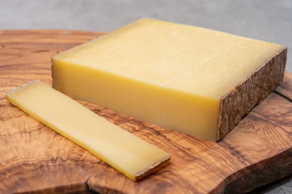 チーズコレクション フランスのチーズコンテは フランスの地方の牛乳から作られ クローズアップ — ストック写真