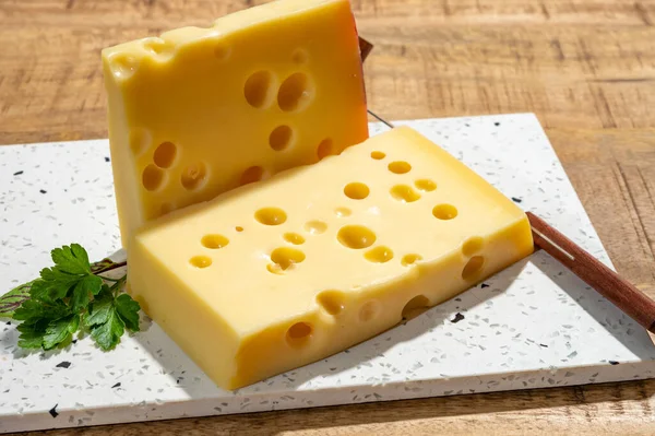 Коллекция Сыра Блоки Французского Сыра Эмменталер Большим Количеством Круглых Отверстий — стоковое фото