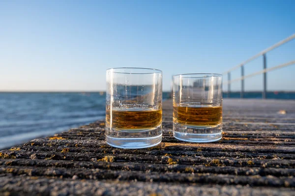 Gün batımında İskoç viskisi içmek deniz, okyanus veya nehir manzaralı, İskoçya, İngiltere 'de özel viski imalathanesi turları