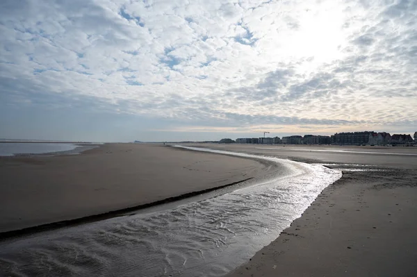 Basso Periodo Guida Sulla Spiaggia Sabbia Gialla Nella Piccola Città — Foto Stock