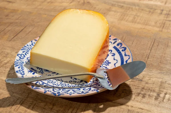 Sbírka Sýrů Kousek Mladého Holandského Gouda Sýra Vyrobeného Kravského Mléka — Stock fotografie