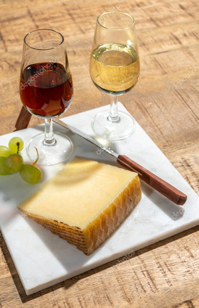 Colección de quesos, pedazo de queso spanisch duro manchego hecho en la ...