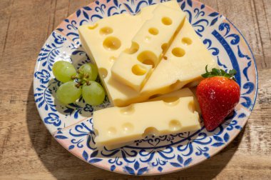 Peynir koleksiyonu, Fransız peyniri kalıpları inek sütünden yapılmış bir sürü yuvarlak delik.