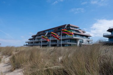 Küçük Belçika kasabasındaki sarı kumlu plajlar Knokke-Soygunu, lüks tatil beldesi, yaz tatili
