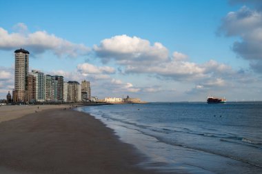 Rıhtım, kum tepeleri ve Vlissingen şehri, güneşli günbatımında kumlu plaj, Zeeland, Hollanda
