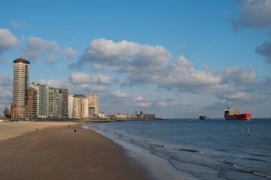 Rıhtım, kum tepeleri ve Vlissingen şehri, güneşli günbatımında kumlu plaj, Zeeland, Hollanda