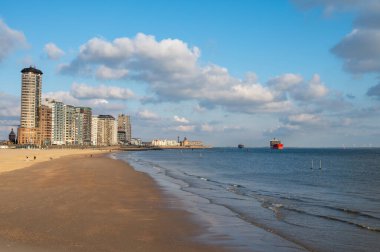Rıhtım, kum tepeleri ve Vlissingen şehri, güneşli günbatımında kumlu plaj, Zeeland, Hollanda