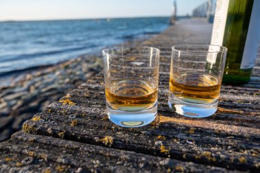 Gün batımında İskoç viskisi içmek deniz, okyanus veya nehir manzaralı, İskoçya, İngiltere 'de özel viski imalathanesi turları