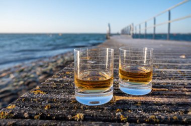 Gün batımında İskoç viskisi içmek deniz, okyanus veya nehir manzaralı, İskoçya, İngiltere 'de özel viski imalathanesi turları