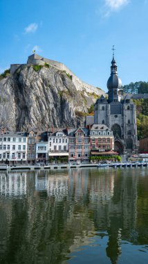 Belçika 'nın küçük bir kasabası olan Walloon, Belçika' daki Meuse nehrindeki Dinant 'a bak.