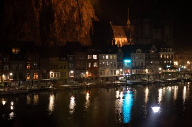 Belçika 'nın küçük bir kasabası olan Walloon, Belçika' daki Meuse nehrindeki Dinant 'ın binalarına bakın.